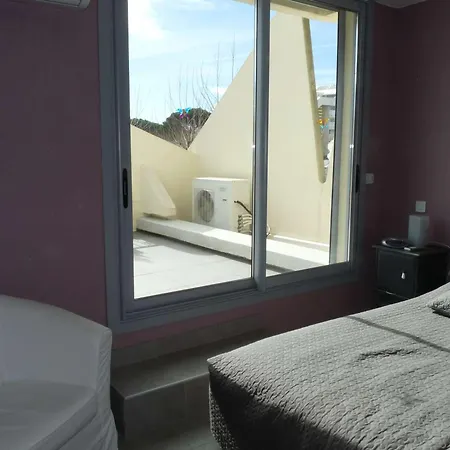 3 Pieces Avec Grande Terrasse, Piscine Et Parking, A 100m De La - Fr-1-328-272 *