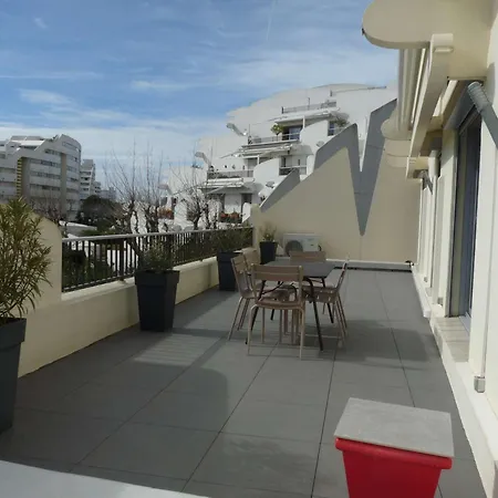 Apartment 3 Pieces Avec Grande Terrasse, Piscine Et Parking, A 100m De La - Fr-1-328-272 *