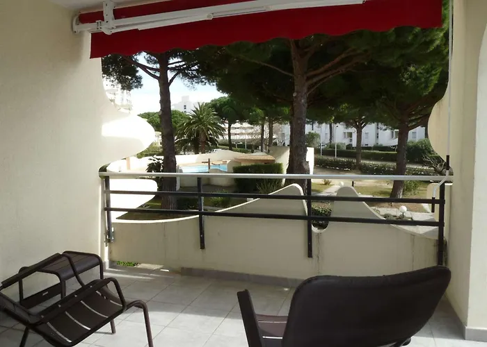 Appartement 3 Pieces Avec Grande Terrasse, Piscine Et Parking, A 100m De La - Fr-1-328-272 *