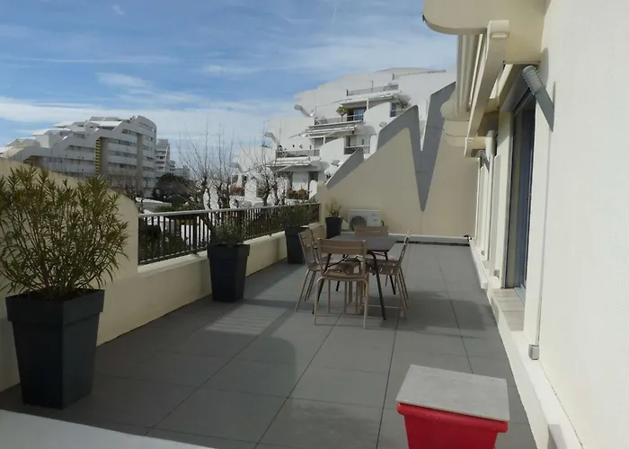 Appartement 3 Pieces Avec Grande Terrasse, Piscine Et Parking, A 100m De La - Fr-1-328-272 *