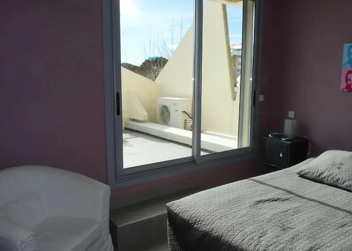3 Pieces Avec Grande Terrasse, Piscine Et Parking, A 100m De La - Fr-1-328-272 *