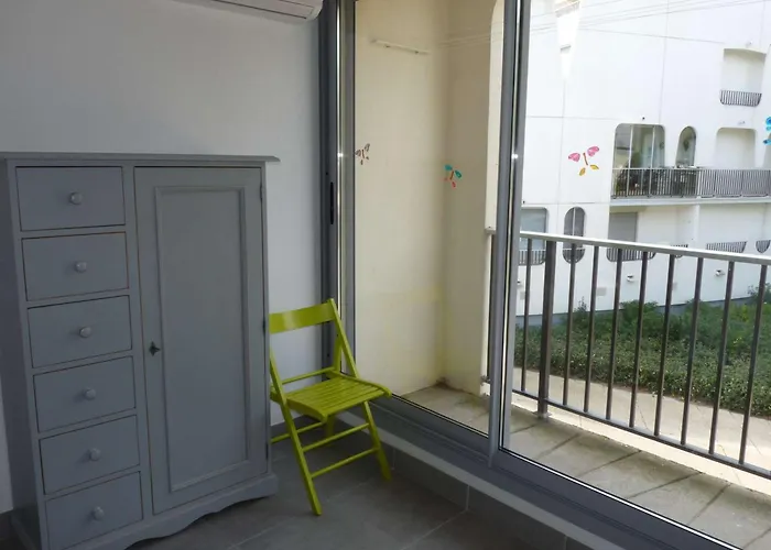 Appartement 3 Pieces Avec Grande Terrasse, Piscine Et Parking, A 100m De La - Fr-1-328-272 La Grande-Motte
